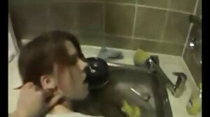 Milf Nina thailändsk porr hjälper styvdottern Naomi att slå en stor kuk