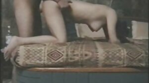 Fransk brunett piga visar sensuella rörelser med porr lespisk stor kuk gäst